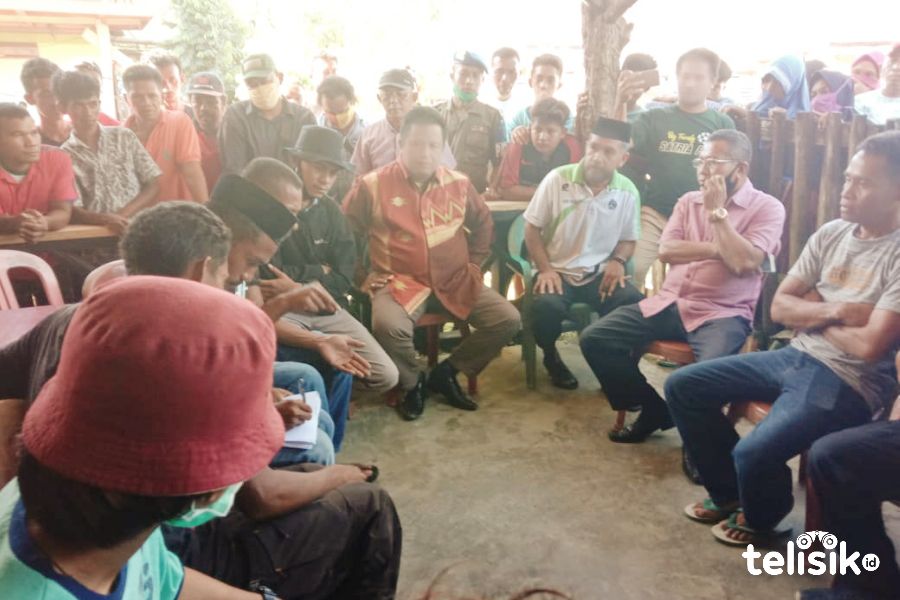 Bupati Muna, LM Rusman Emba menemui warga Desa Wakumoro. Foto: Sunaryo/Telisik