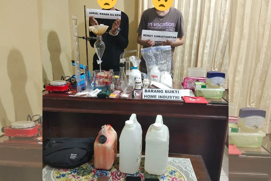 Pelaku yang berniat membuka pabrik sabu, beserta barang bukti. Foto: Ist.