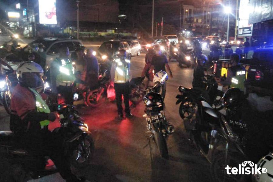 Situasi di simpang kampus UHO Kendari yang ditutup Polisi. Foto: Thamrin Dalby/Telisik
