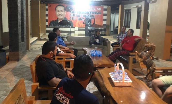 Ketua AMPI Sultra, Radhan Nur Alam di kediaman Ketua DPD PDIP Kota Kendari, Ishak Ismail. Foto: Ist.