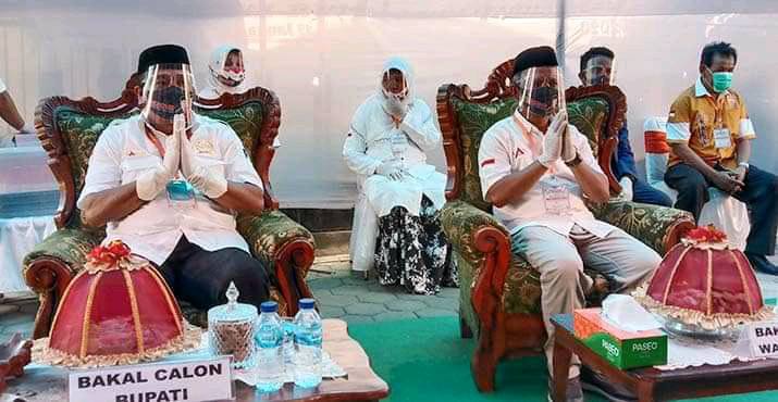 Rajiun Tumada (kiri) saat mendaftar di KPU sebagai Bakal Calon Bupati Muna. Foto: Ist.