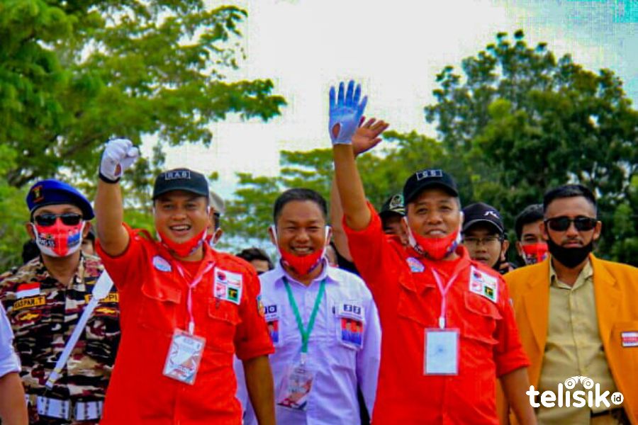 Paslon Bupati dan Wakil Bupati Konsel, Rusmin Abdul Gani (kiri) bersama Senawan Silondae (kanan).  Foto: Hamka Dwi Sultra/Telisik