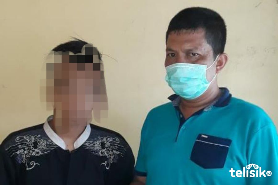 Tersangka AF (kiri) bersama petugas Kepolisian Polres Serdang Bedagai di ruangan penyidik. Foto: Ones Lawolo/Telisik
