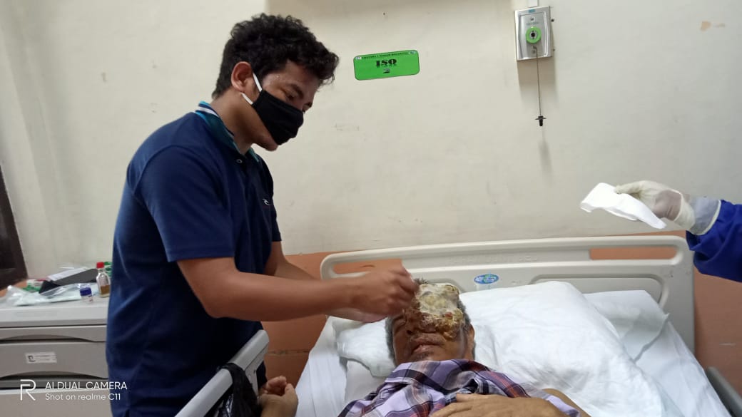 La Ode Saidu (55) menanti tindakan medis di RSUP Dr. Wahidin Sudirohusodo, Makassar, ditemani sang putra Rahmat Hidayat. Foto: Ist.