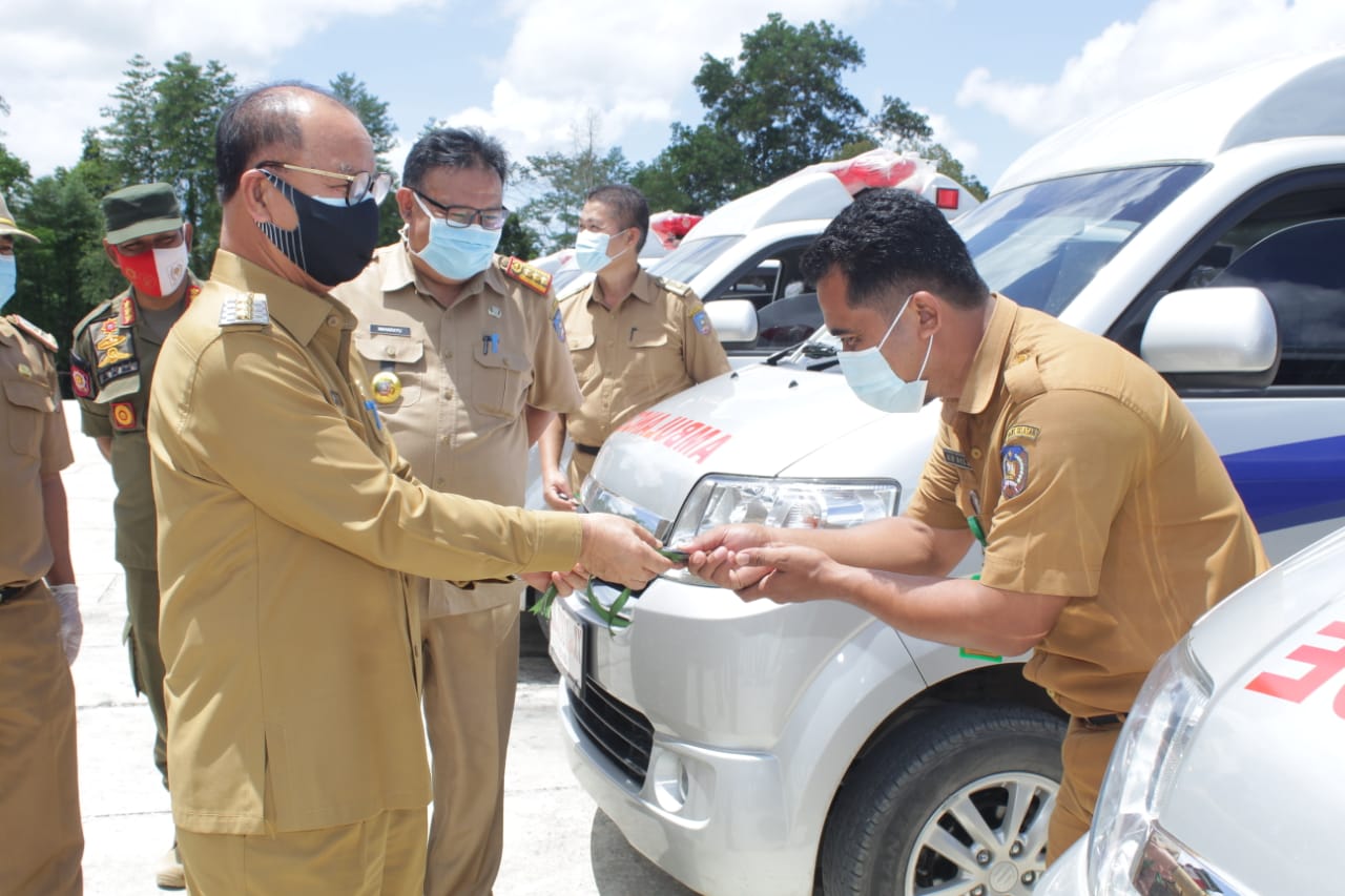 Bupati Konsel, Surunuddin Dangga saat menyerahkan kendaraan Ambulance. Foto: Ist.