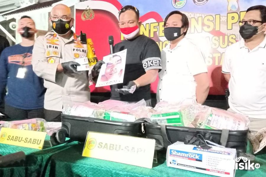 Kapolrestabes Surabaya saat menerangkan terkait penembakan bandar sabu. Foto: Try Wahyudi Ari Setyawan/Telisik