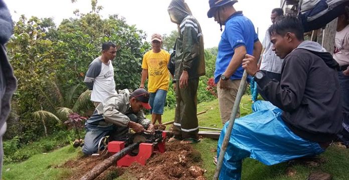 Para karyawan PDAM Busel saat mengerjakan proyek pemasangan pipa Foto: Ist.