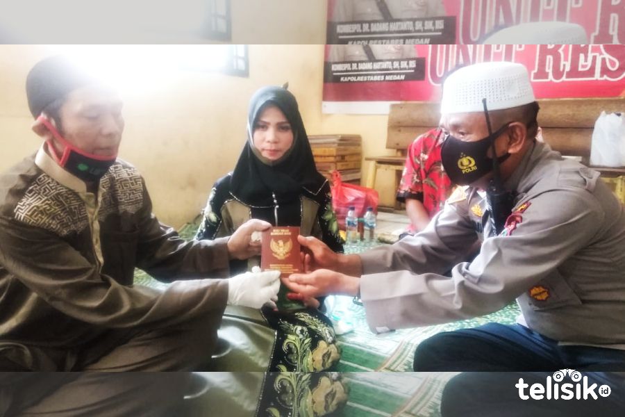 Resepsi pernikahan M Wahyudi dan Zunila Lase dengan disaksikan oleh Kapolsek Medan Timur, Kompol M Arifin. Foto: Ones Lawolo/Telisik