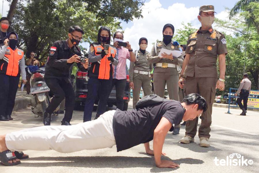 Salah satu warga yang dihukum push up karena tidak memakai masker. Foto: Siswanto Azis/Telisik