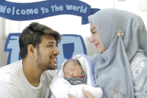 Pasangan artis Ammar Zoni dan Irish Bella memberi nama anaknya Air Rumi Akbar 1453. Foto: Repro google.com