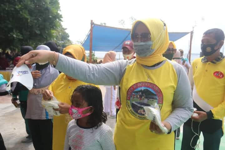 Delia La Bakry sedang membagikan masker. Foto: Ist.