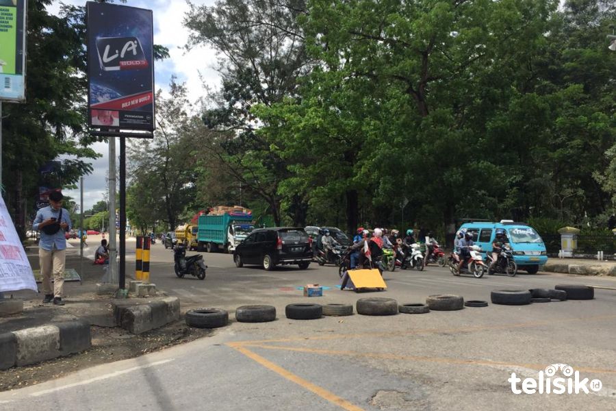 Suasana perempatan Jalan Drs H Abd Silondae dan (depan Taman Kota Kendari). Foto: Siswanto Azis/Telisik