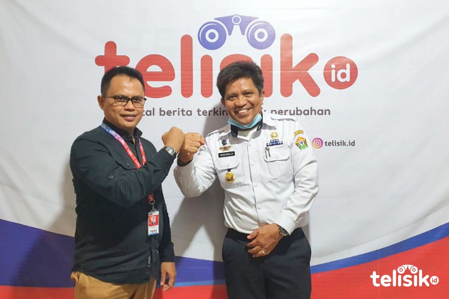 CEO Telisik.id, M Nasir Idris (kiri) foto bersama dengan Kapala Diskominfo Sultra, Ridwan Badallah. Foto: Rizkiani/Telisik