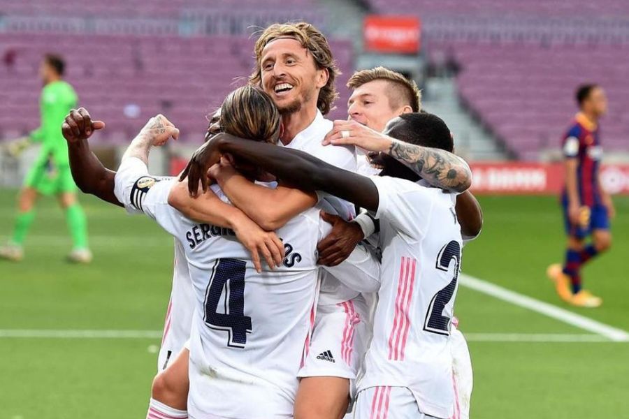 Selebrasi tim Real Madrid setelah Luca Modric mencetak gol ke gawang Barcelona. Foto: Repro Instagram.