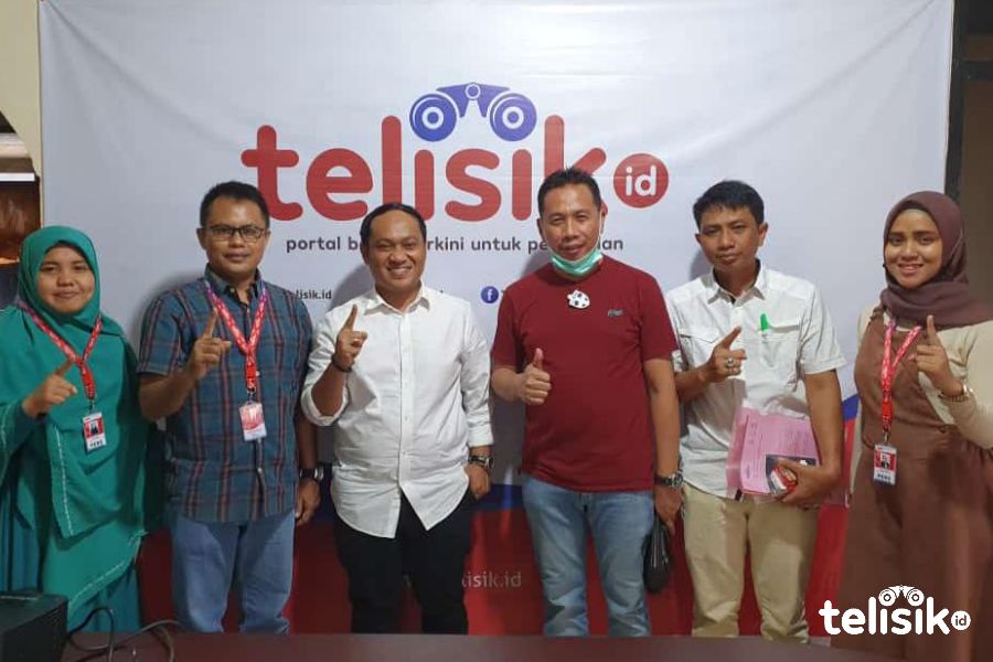 Anggota DPR RI, Haerul Saleh (kiri ketiga/baju putih), Ketua DPRD Kolaka, Saifullah Halik (kanan ketiga/baju mera) dan CEO Telisik.id, M Nasir Idris (kiri kedua) bersama jajaran. Foto: Siswanto Azis/Telisik