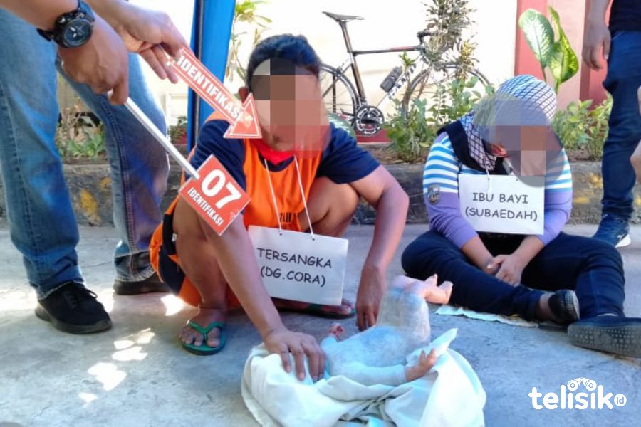 Rekonstruksi adegan pembunuhan bayi. Foto: Rezki Mas'ud/Telisik