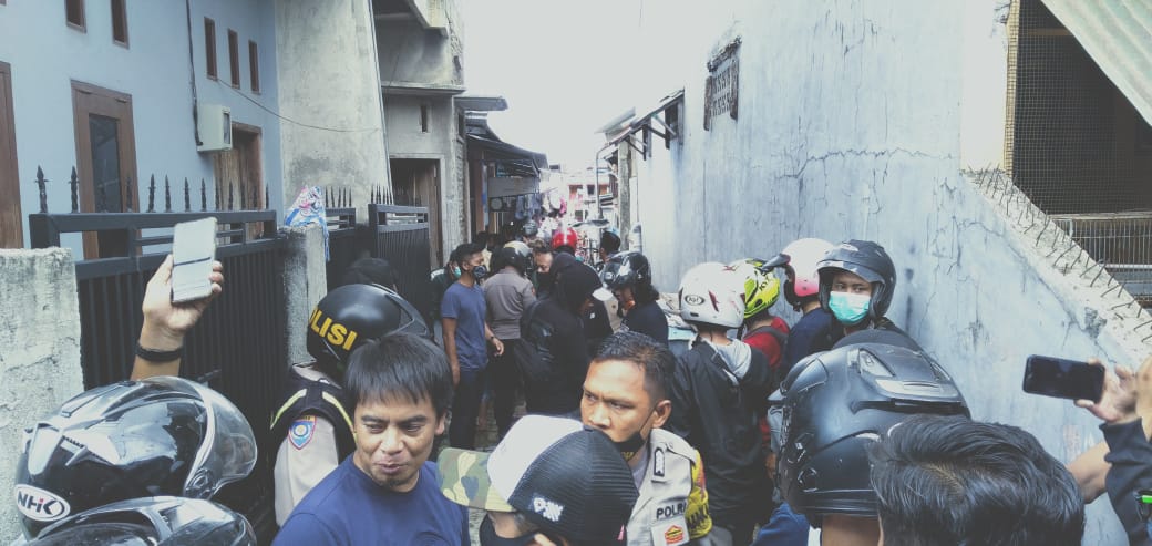 Suasana di lokasi kejadian saat jenazah DL dievakuasi. Foto: Rezki Mas'ud/Telisik