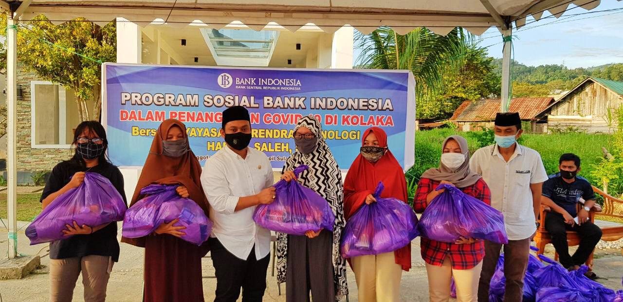 Ketgam : Anggota DPR RI,Haerul Saleh bersama warg Kabupaten Kolaka. Foto: Ist.