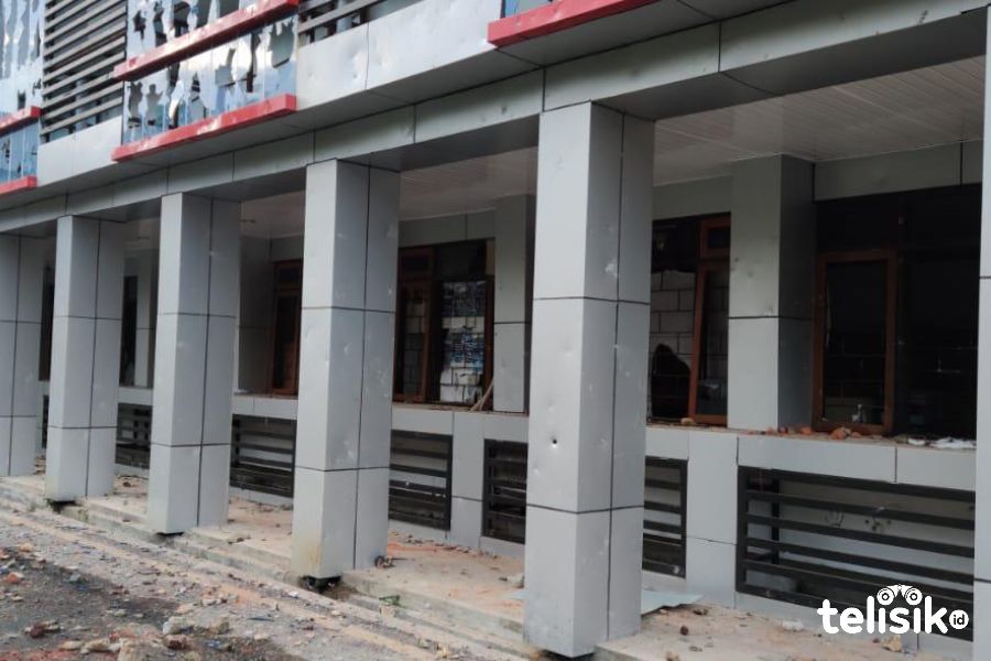 Gedung DPRD Sultra yang beberapa bagiannya rusak akibat aksi anarkis massa demo tolak Omnibus Law. Foto: Siswanto Azis/Telisik
