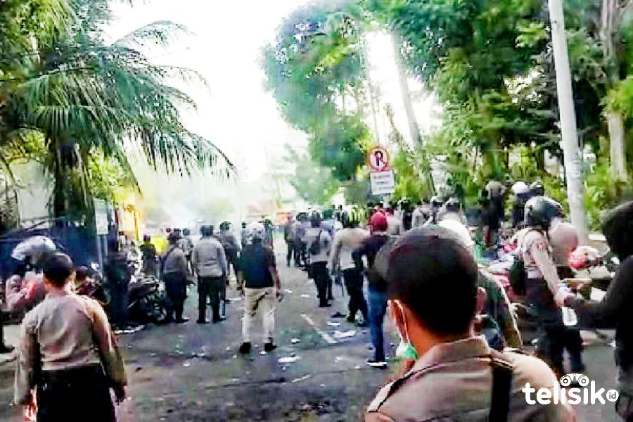 Saat Polisi pukul mundur pendemo di Surabaya. Foto: Try Wahyudi Ari Setyawan/Telisik
