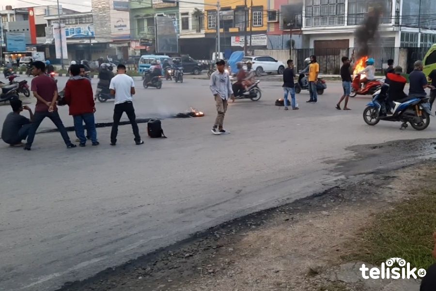 Aliansi Masyarakat Sipil Kendari saat menggelar aksi tolak pengesahan Omnibus Law. Foto: Ahmad Sadar/Telisik