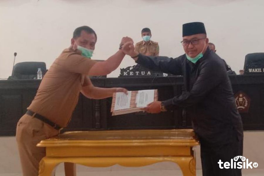 Sekda Konawe, Ferdinan Sapan (kiri)  saat menyerahkan KUA-PPAS ke Ketua DPRD Konawe, Ardin. Foto: Muh. Surya Putra/Telisik.