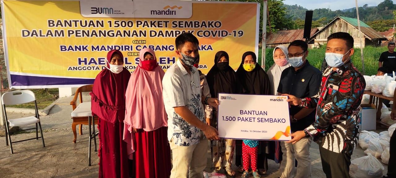 Penyerahan bantuan paket sembako kepada warga. Foto: Ist.