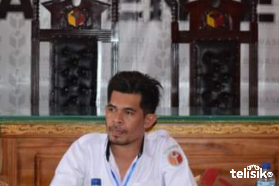 Ketua Bawaslu Muna, Al Abzal Naim (tengah/berbaju putih) bersama dua Komisioner Bawaslu. Foto : Sunaryo/Telisik