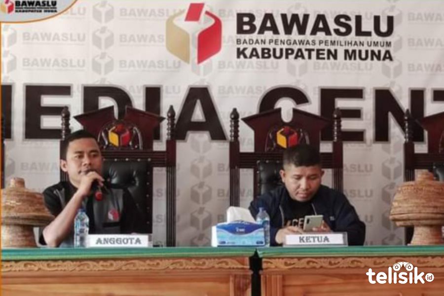 Kordiv Penanganan Pelanggaran dan Penyelesaian Sengketa Pemilu Bawaslu Muna, Aksar (kiri/pegang mic). Foto: Sunaryo/Telisik