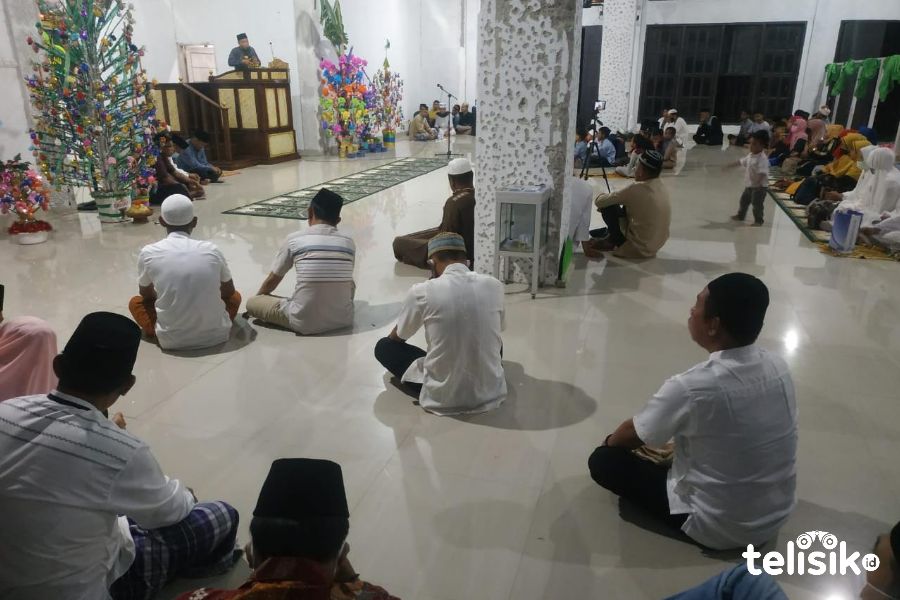 Majid Nene saat ceramah tentang Maulid dan Maulud. Foto: Deni Djohan/Telisik