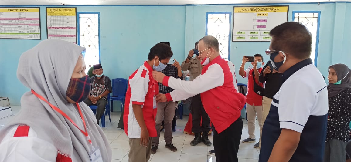 Penyematan tanda peserta pelatihan oleh Kepala BLK Kendari, La Ode Haji Polondu. Foto: Ist.
