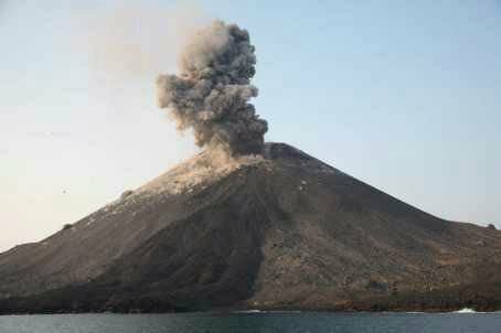 Beredar berita bohong akan terjadi gempa akibat letusan Gunung Krakatau yang sempat viral di berbagai pesan berantai. Foto: Repro Google.com