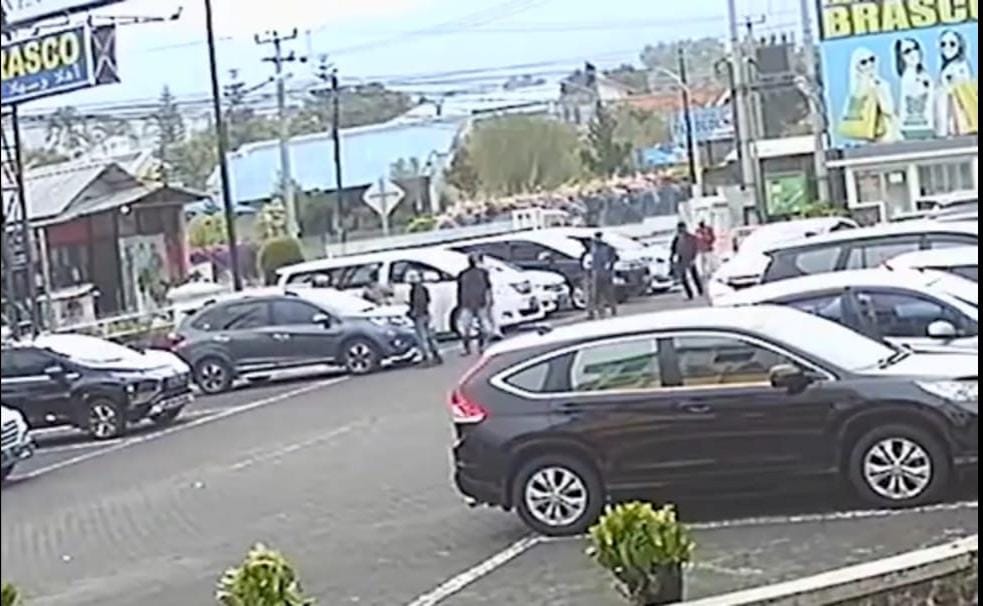 Rekaman CCTV yang memperlihatkan penyerangan mobil Wa Ode Nurzainab oleh orang tak dikenal. Foto: Repro Google.com