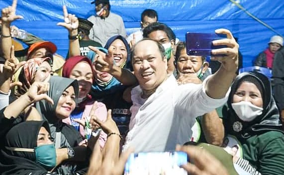 Ruksamin saat selfie bersama para Ibu-ibu. Foto: Ist.