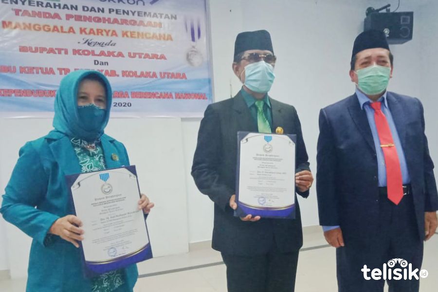 Bupati Kolut, Drs. H. Nur Rahman Umar, MH bersama Ketua Penggerak PKK Kolut, Dra. Hj. A. Nurhayani Rahman, dan Kepala Perwakilan BKKBN Sultra, Drs. Asmar, M.Si. Foto: Muh. Risal/Telisik