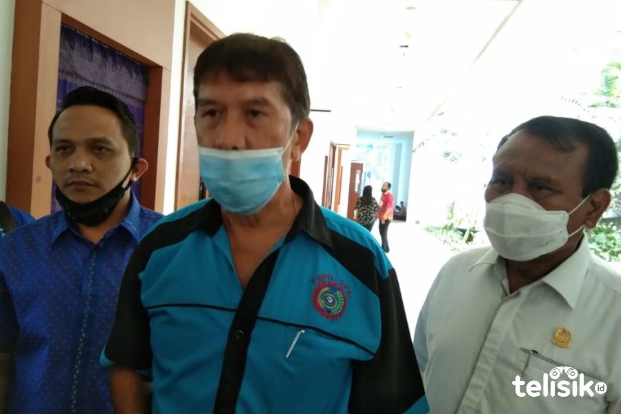 Ketua FSPTI, Antoni Pasaribu (Kanan) didampingi oleh anggota DPRD Sumut, Parlaungan Simangungsong (Kiri). Foto: Ones Lawolo/Telisik