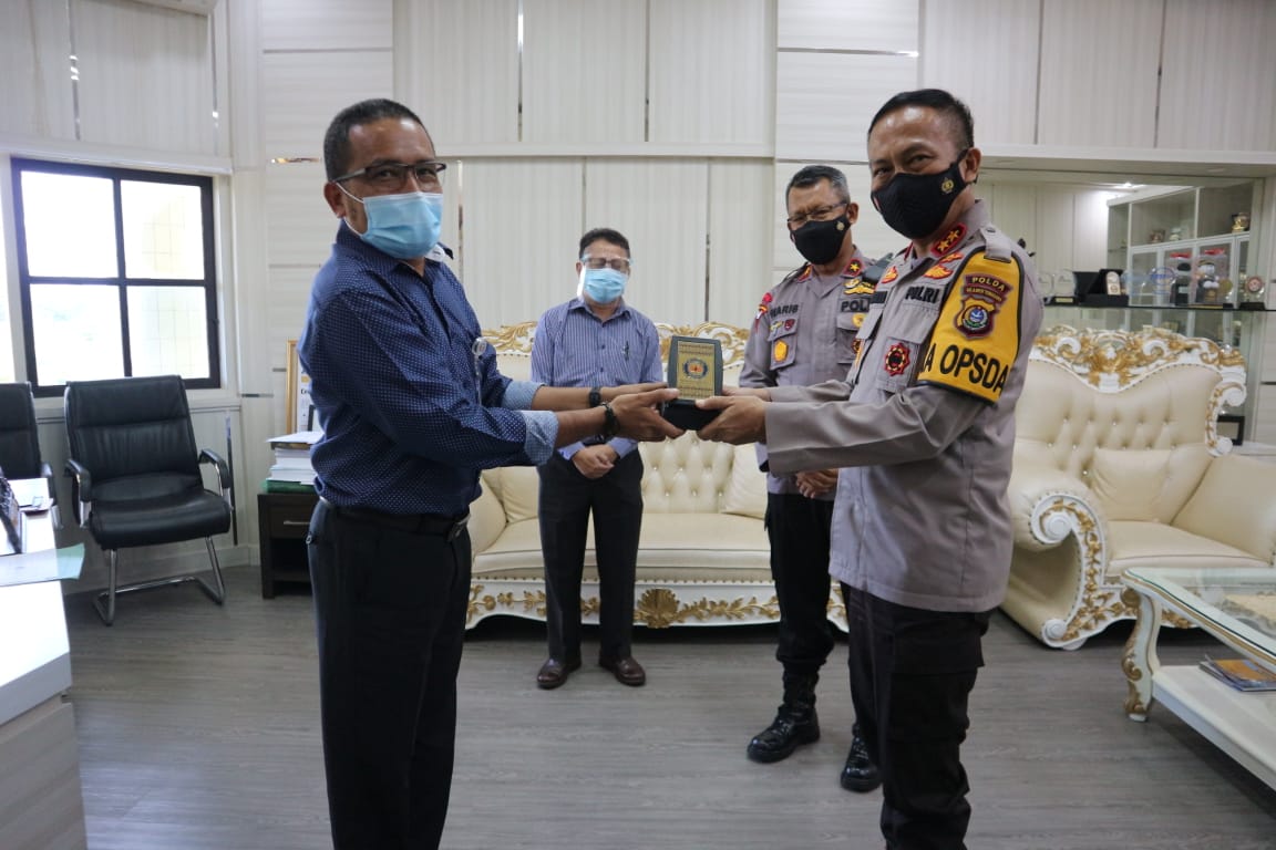 Kunjungan Kapolda Sultra, Irjen Yan Sultra ke UHO disambut Rektor UHO. Prof. Muh. Zamrun. Foto: Ist.