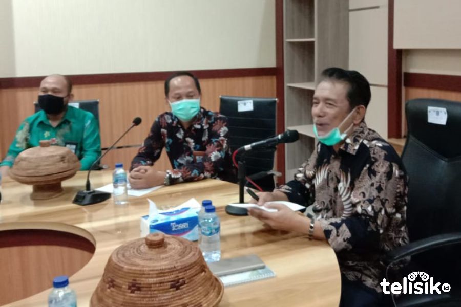 Plt Bupati Muna, Abdul Malik Ditu bersama Kepala KPPN Raha, Sulistiyono. Foto: Sunaryo/Telisik