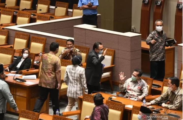Anggota Fraksi Demokrat DPR-RI saat Walk Out di rapat pengesahan RUU Cipta Kerja Omnibus Law. Foto: Repro Google