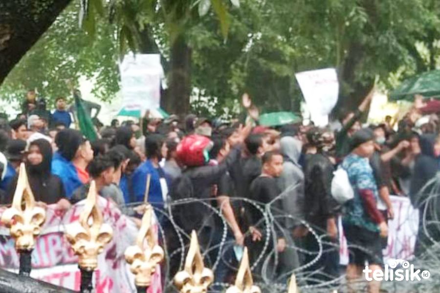Suasana aksi tolak UU Cipta Kerja. Foto: Ones Lawolo/Telisik
