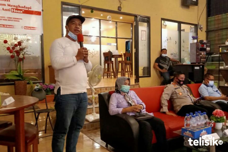 Ketua KPU Konsel, Aliuddin saat membawakan materi pada kegiatan Refleksi Sumpah Pemuda, dalam menghadapi Pilkada anti hoax.  Foto: Hamka Dwi Sultra/Telisik