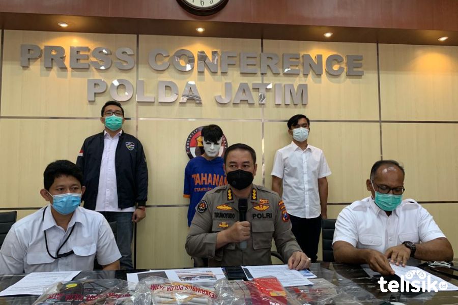 Kabidhumas Polda Jatim Kombes Pol Trunoyudo Dan Dirkrimsus Kombes Pol Gideon saat rilis pengungkapan peretas situ KPU Jember. Foto: Try Wahyudi Ari Setyawan/Telisik