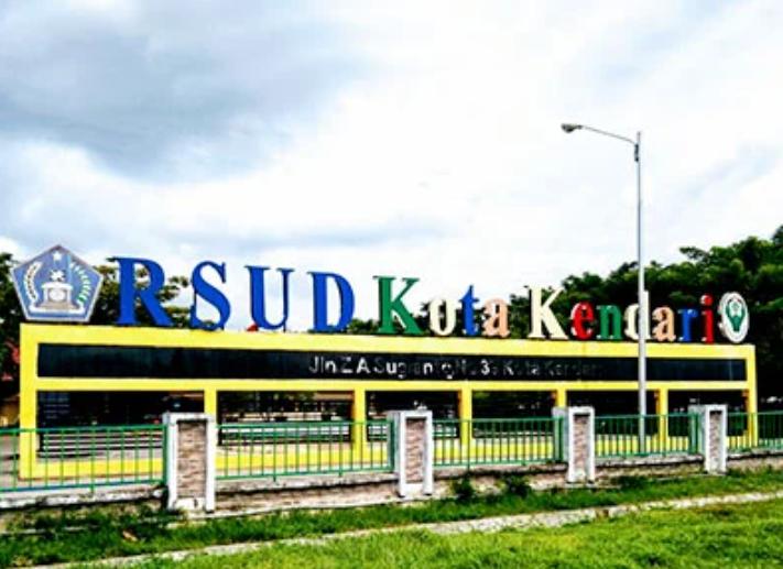 Keluarga pasien melakukan protes pada pihak RSUD Kota Kendari karena pasien divonis positif COVID-19 setelah meninggal dunia. Foto: Repro sehatQ