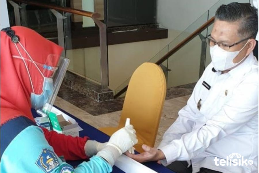 Wali Kota Kendari Sulkarnain Kadir, melakukan rapid test beberapa waktu lalu. Foto: Sumarlin/Telisik