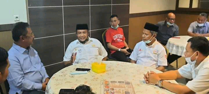 Pengurus DPP Partai Demokrat, Rusda Mahmud (kiri, kemeja biru) bersama Cakada Muna (tengah) Foto: Ist.