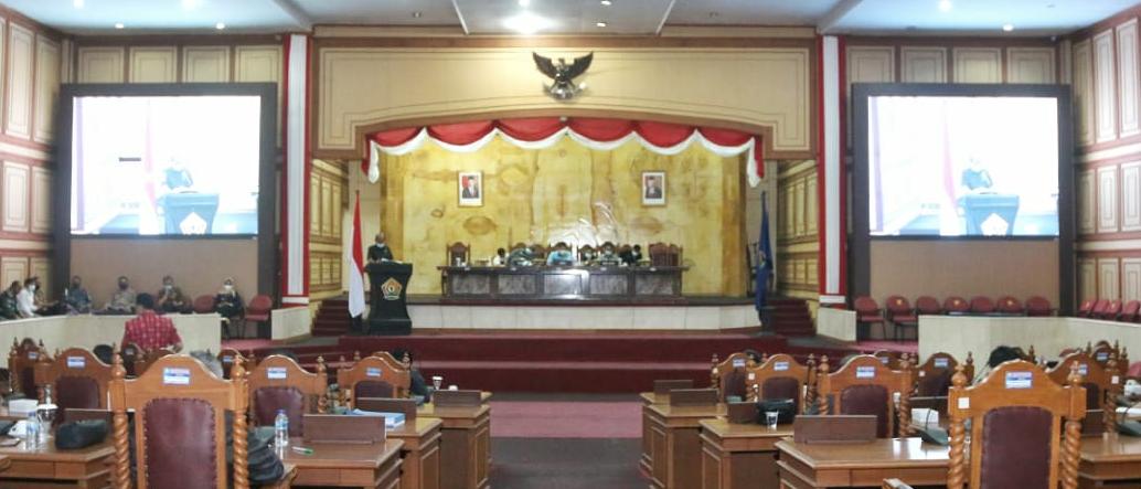 Suasana saat anggota Komisi 1 DPRD Sultra, Bustam selaku jurubicara menjelaskan lima buah Raperda hak prakarsa DPRD Sultra. Foto: Repro Diskominfo Sultra