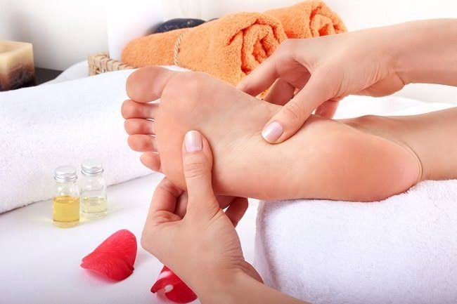 Ilustrasi pijat refleksi di kaki. Foto: Repro Alodokter.com