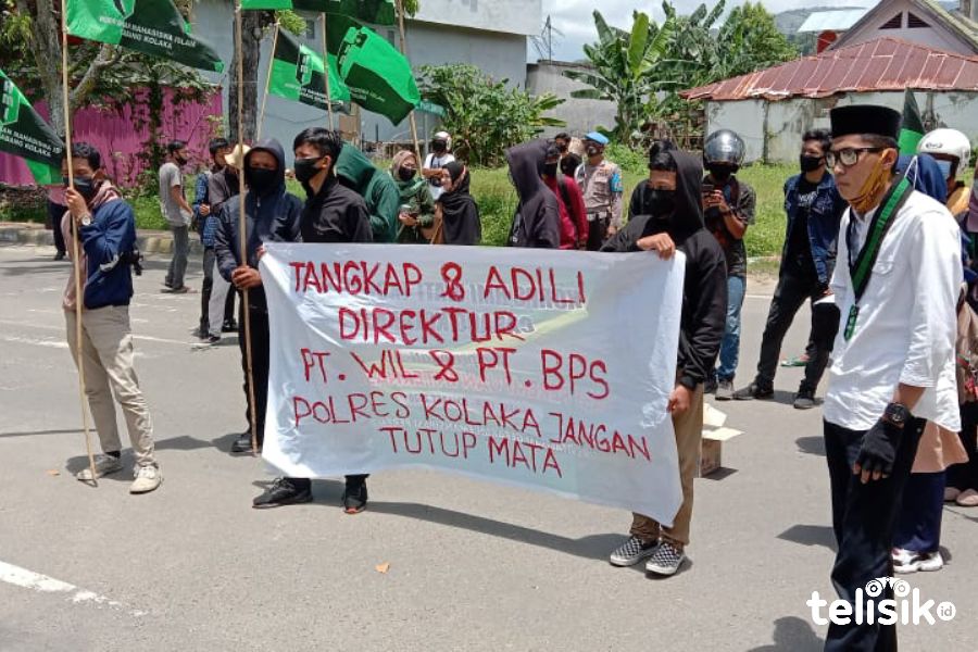 Anggota HMI melakukan demo di depan Polres Kolaka. Foto: Yusrin/Telisik