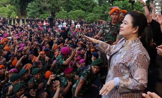 Ketua DPR RI, Puan Maharani bersama prajurit TNI-Polri di pelataran DPR beberapa waktu lalu. Foto: Liputan6.com