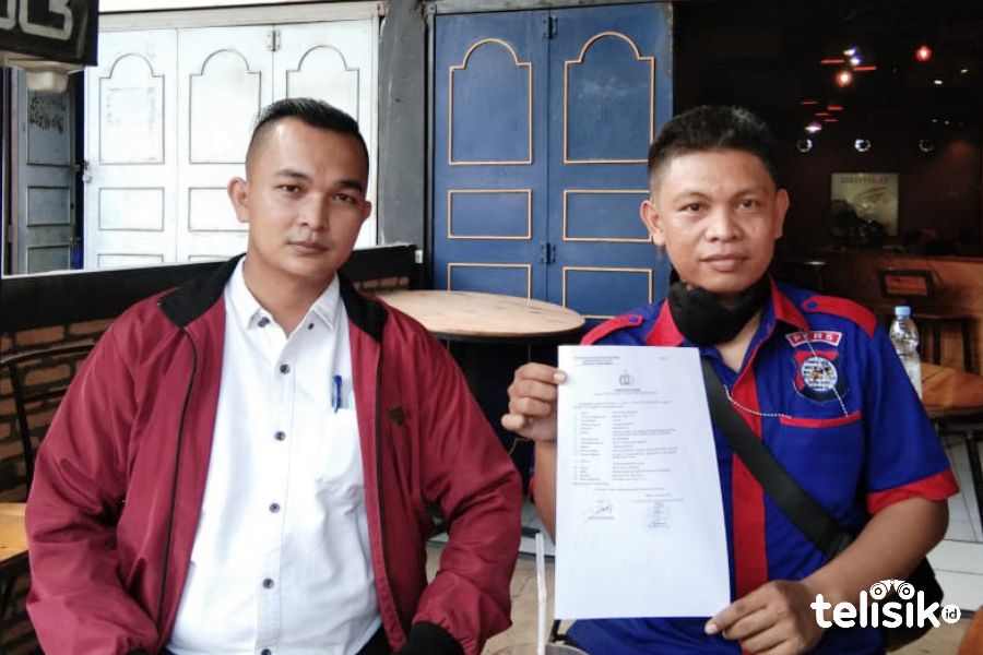 Dedy Sanis Girsang (kanan), dan Kuasa Hukumnya, Sarozinema Laia (kiri) usai membuat LP di Mapolrestabes Medan. Foto: Ones Lawolo/Telisik